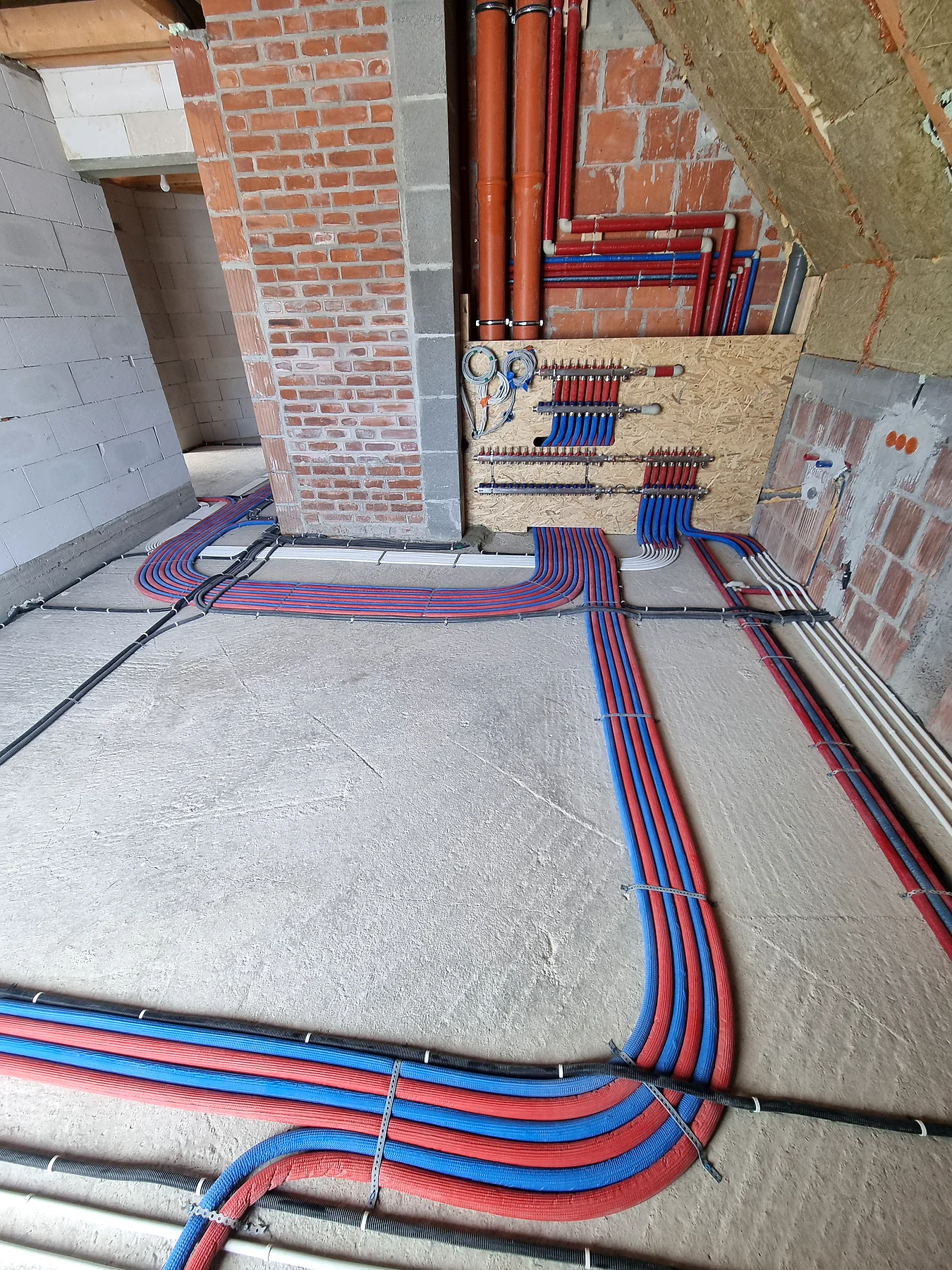 Uporządkowane rozprowadzenie instalacji w budowanym domu