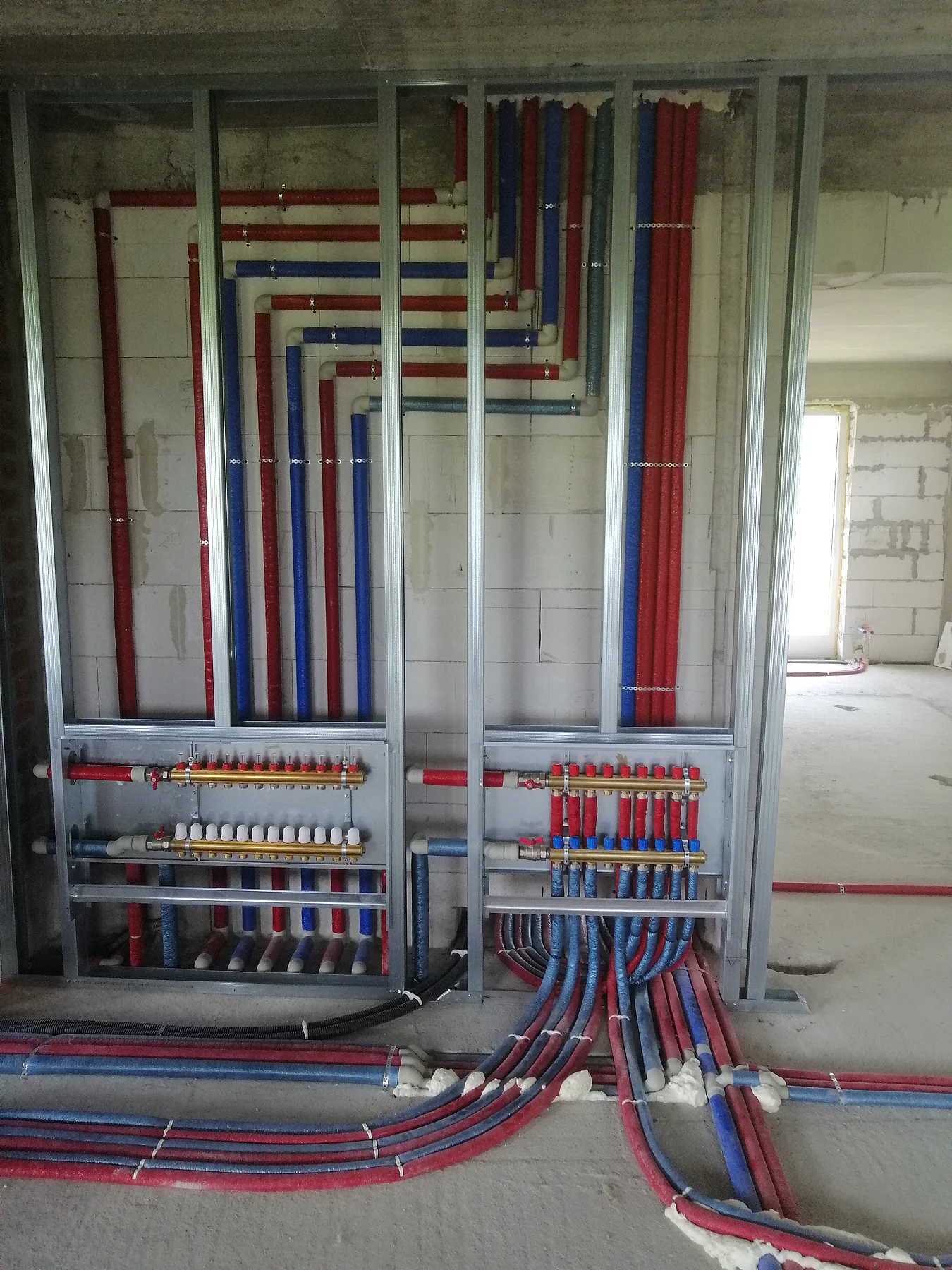 Rozdzielacze i uporządkowane przewody instalacji wodnej i grzewczej